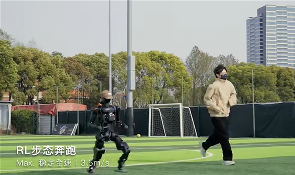 傅利叶发布首款开源人形机器人：身高1.3米 最快能跑3.5米/秒