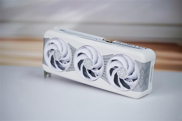 一体式磁吸上盖！影驰RTX 5090D星曜LUNA OC图赏