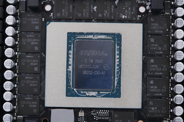 一体式磁吸上盖！影驰RTX 5090D星曜LUNA OC图赏