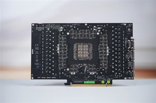 一体式磁吸上盖！影驰RTX 5090D星曜LUNA OC图赏