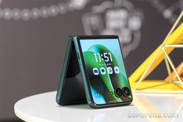 国补价5499元起！联想moto razr 60 Ultra发布：首款骁龙8至尊版小折叠